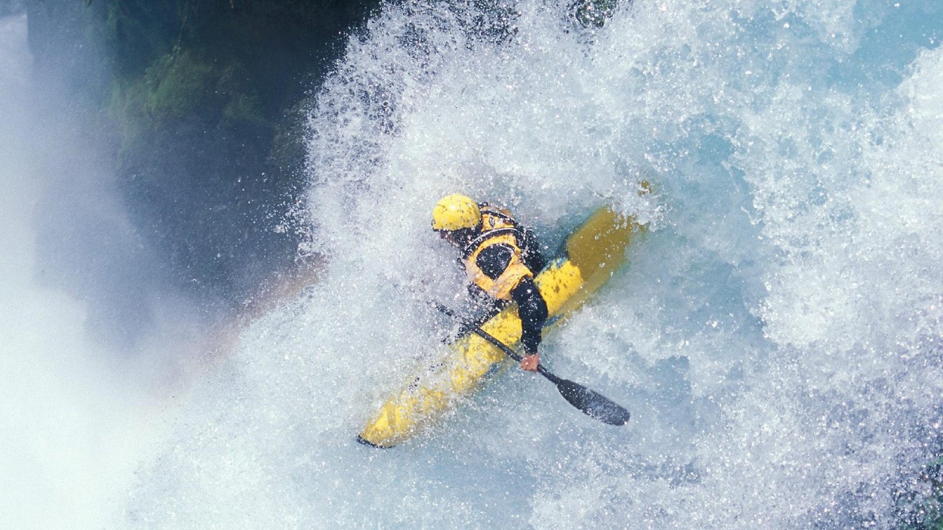 “简阳文体中心：飞扬的羽毛球赛场点燃全场热情”
